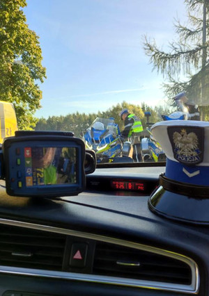 Policjanci podczas działań Prędkość, wykonujący na drodze pomiar prędkości