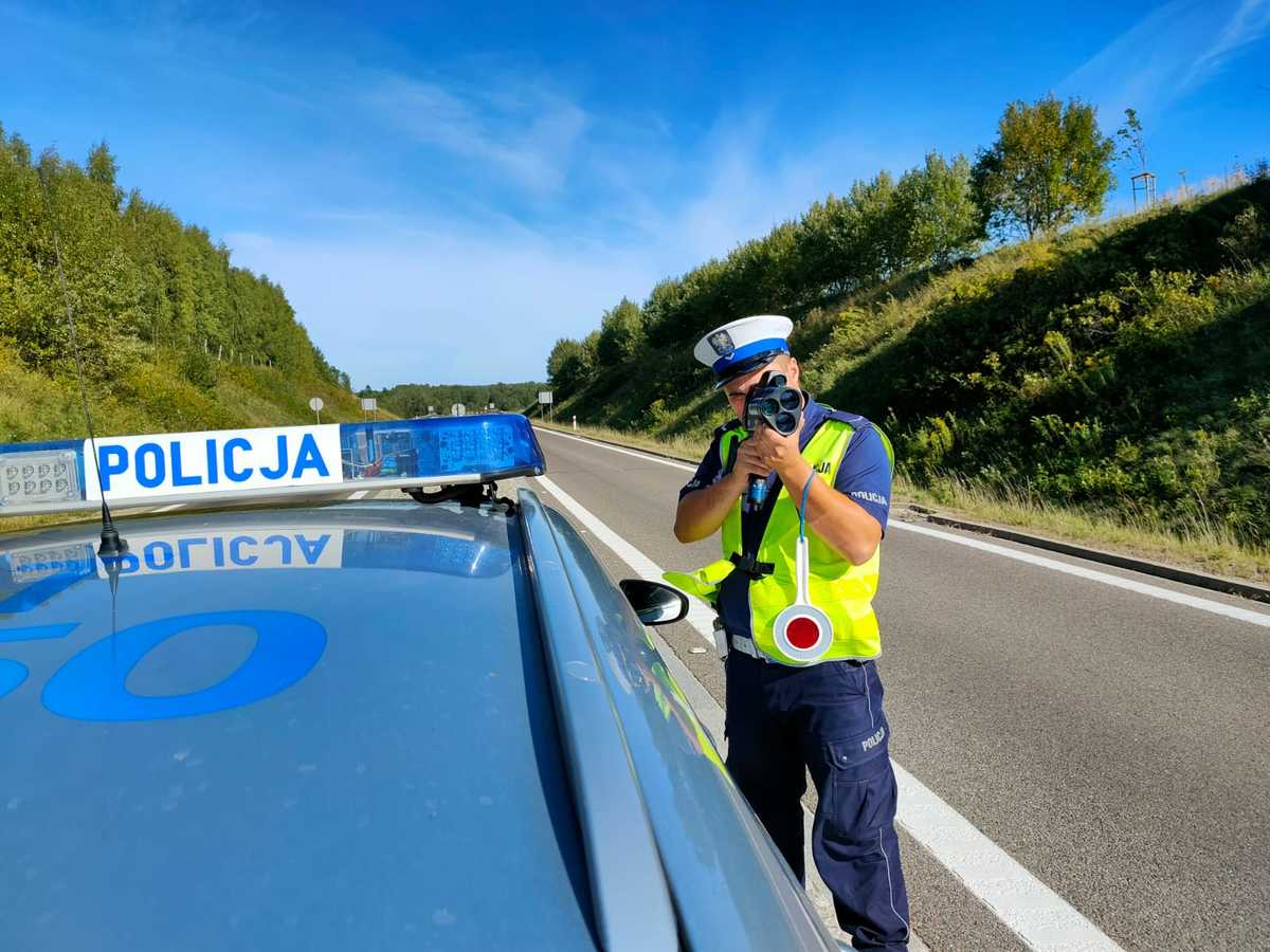 Policjanci podczas działań Prędkość, wykonujący na drodze pomiar prędkości