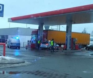 Policjanci interweniujący na stacji benzynowej