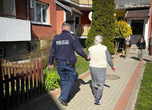 Policjant odprowadzający 86-latkę do domu