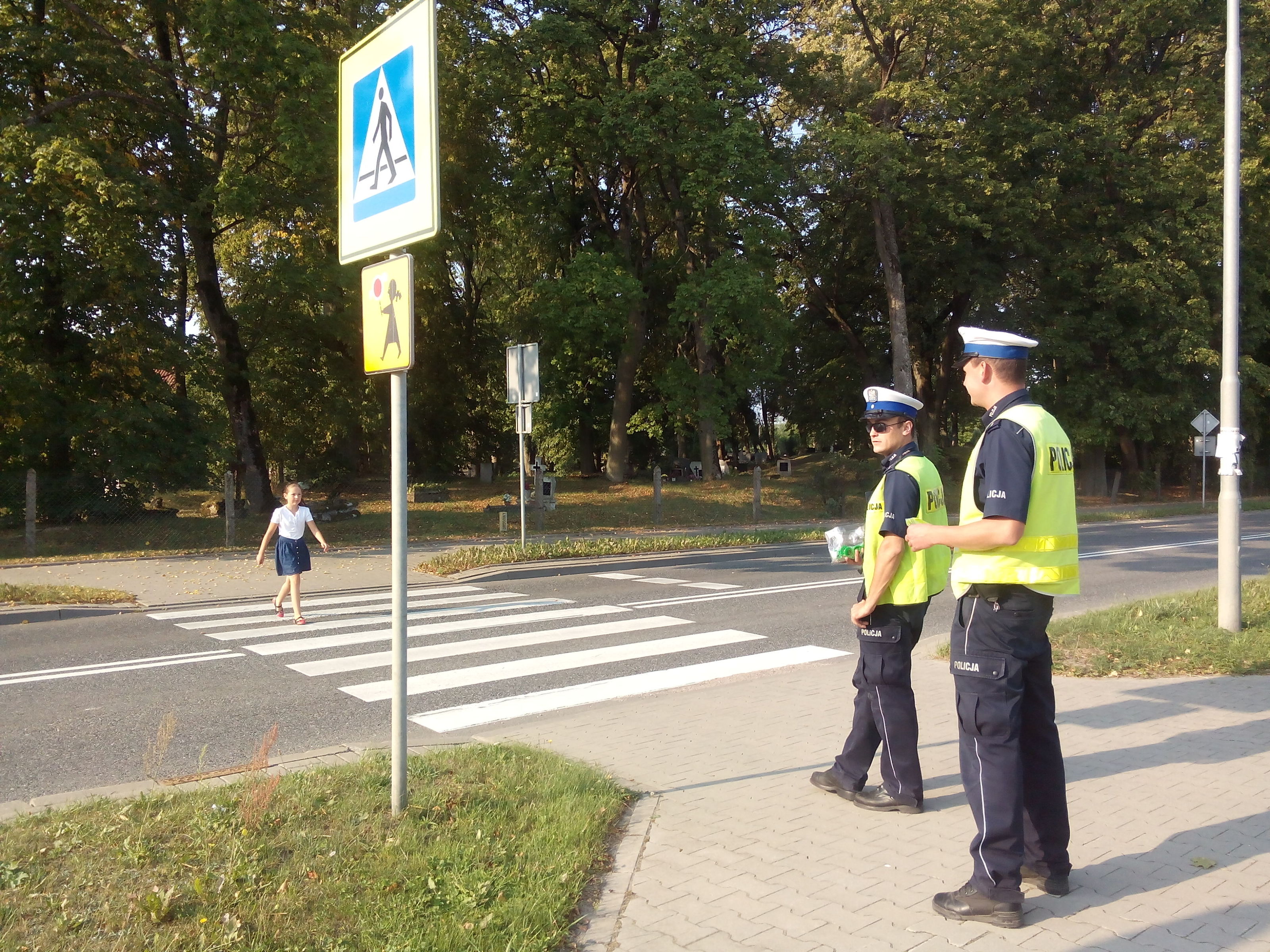 Policjanci przy przejściu dla pieszych w pobliżu szkoły