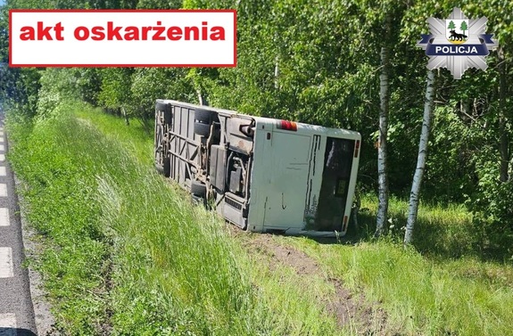 Autobus w przydrożnym rowie
