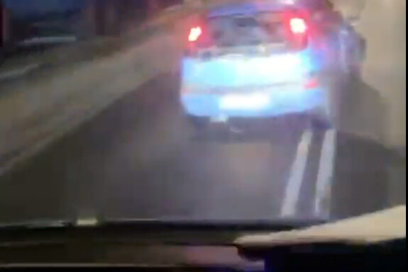 Zrzut ekranu z nagrania z pościgu. Samochód na drodze