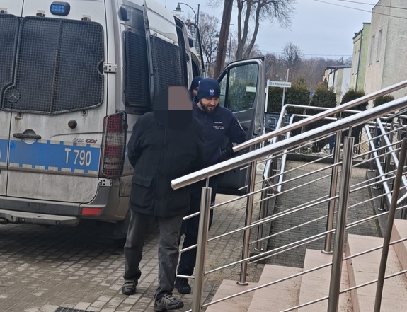 Policjanci Prewencji z Olsztyna doprowadzają zatrzymanego poszukiwanego