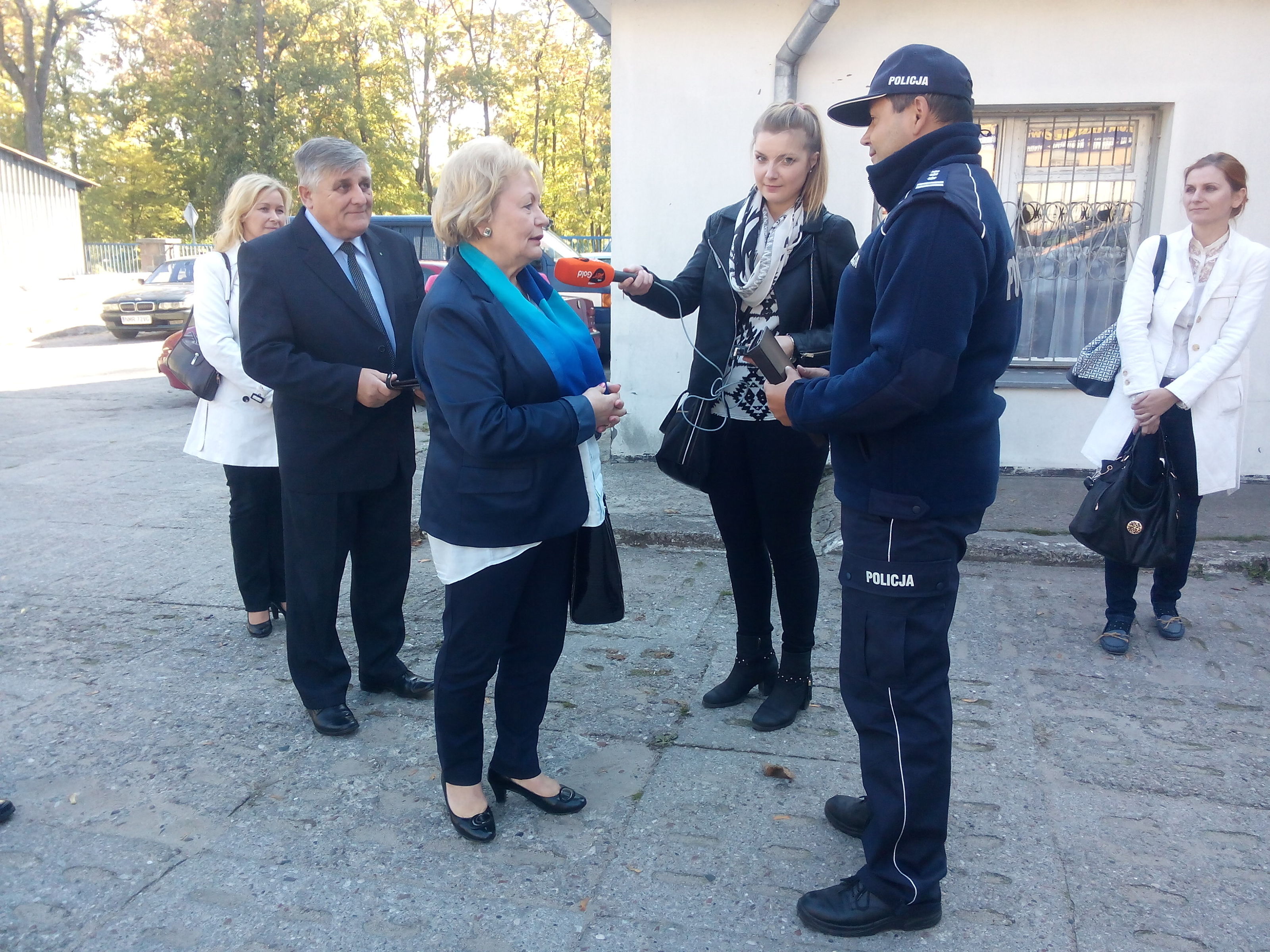Pani Burmistrz Mrągowa przekazuje kluczyki Komendantowi