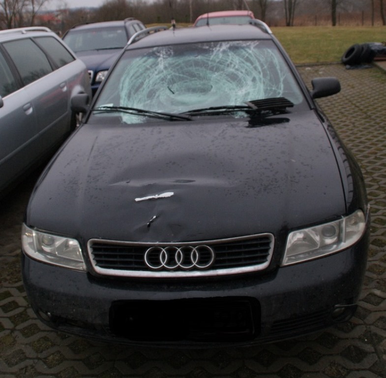 Audi, które potrąciło pieszego