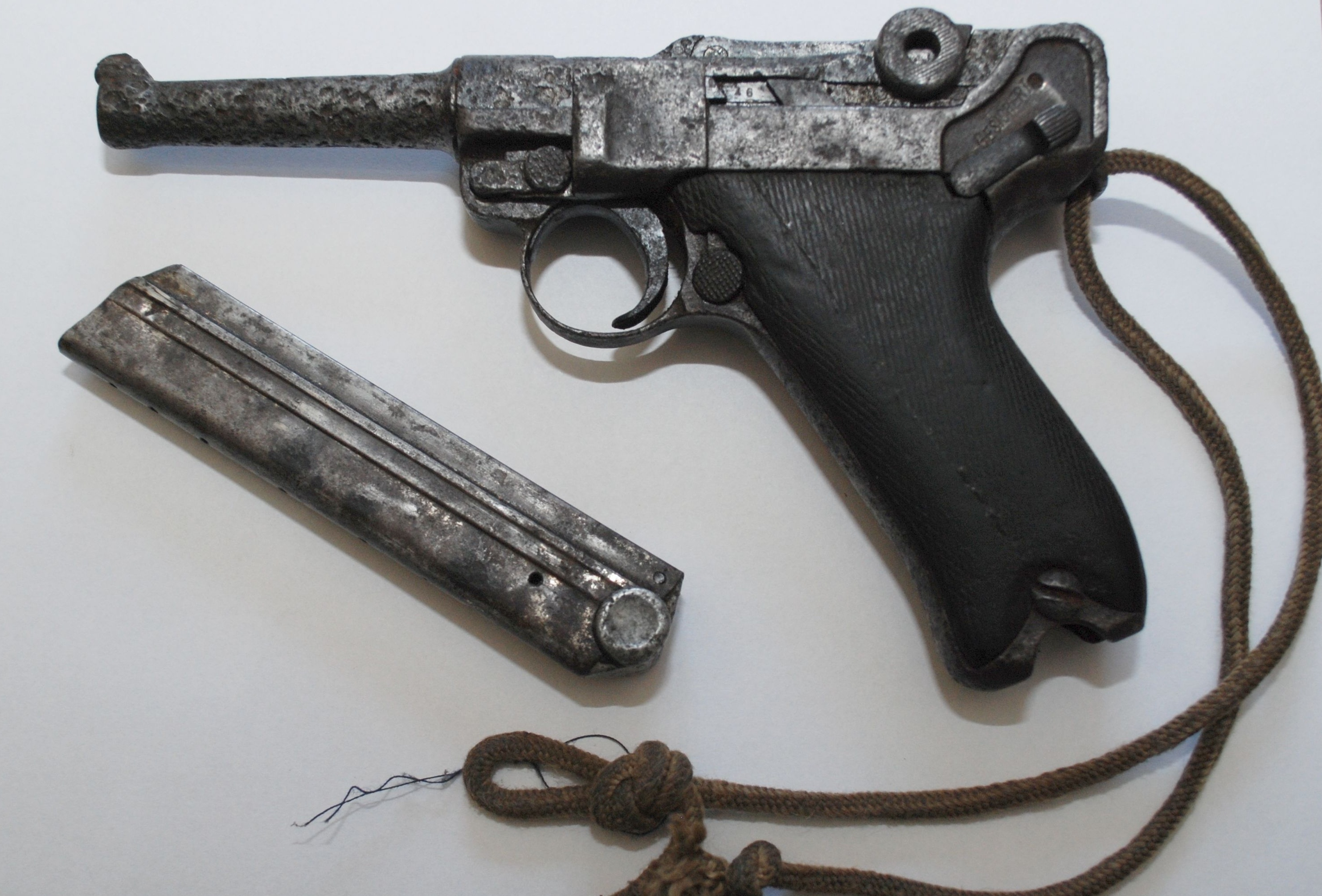Niemiecki pistolet zabezpieczony w mieszkaniu 67-latka