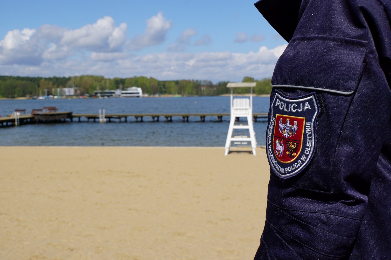 Rozpoczęcie sezonu wodnego przez policjantów na plaży miejskiej