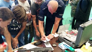 Policjanci na targach pracy