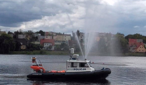 Łódka policyjna na Jezioraku