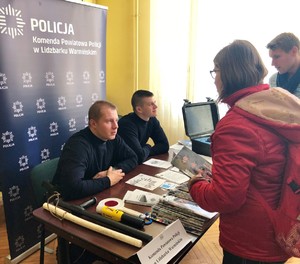 Policjanci na targach pracy