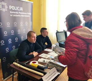 Policjanci na targach pracy