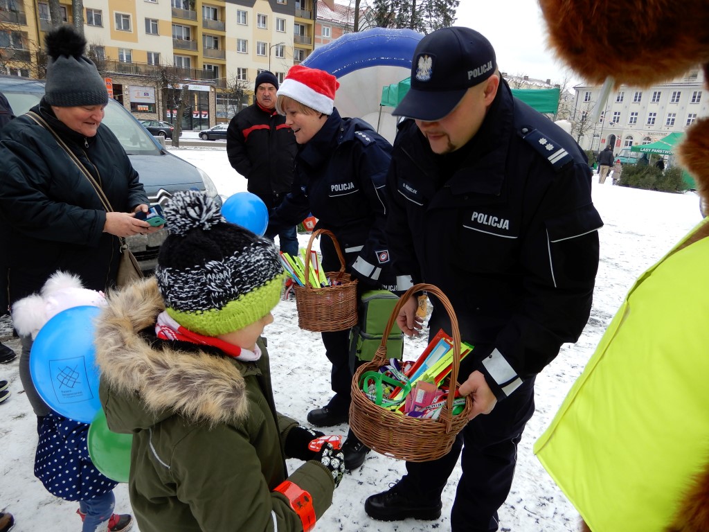 Policjanci podczas Jarmarku Bożonarodzeniowego w Gołdapi
