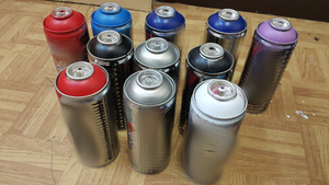 Zabezpieczone pojemniki z farbą