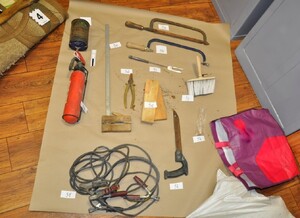 Leżące na podłodze odzyskane przedmioty