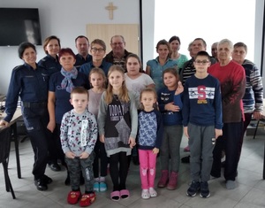 zdjęcie zbiorowe z uczestnikami spotkania z policjantami