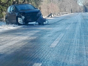 Rozbity samochód na miejscu zdarzenia drogowego w Runowie