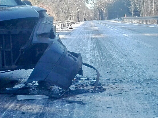 Rozbity samochód na miejscu zdarzenia drogowego w Runowie