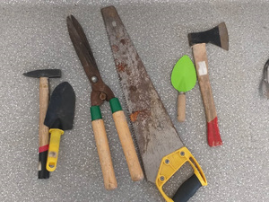 Przedmioty odzyskane przez policjantów, a wśród nich narzędzia, naczynia, butla z gazem.