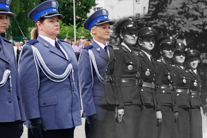 Policjantki stojące w szeregu