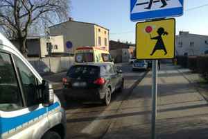 Radiowóz i samochód, który potrącił 10-latka w Lubawie, stojące przy przejściu dla pieszych.