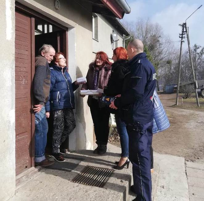 Dzielnicowy i pracownicy GOPS-u odwiedzili jedną z rodzin mieszkającą w Sorkwitach