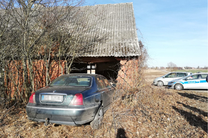 Samochód stojący na posesji przed budynkiem, w który wjechał