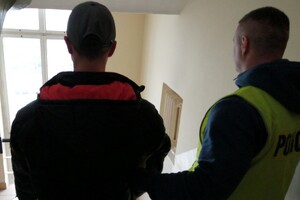 Zatrzymany nastolatek obok policjanta