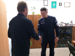 mł. insp. Radosław Drach w swoim gabinecie rozmawia z mieszkańcem Węgorzewa
