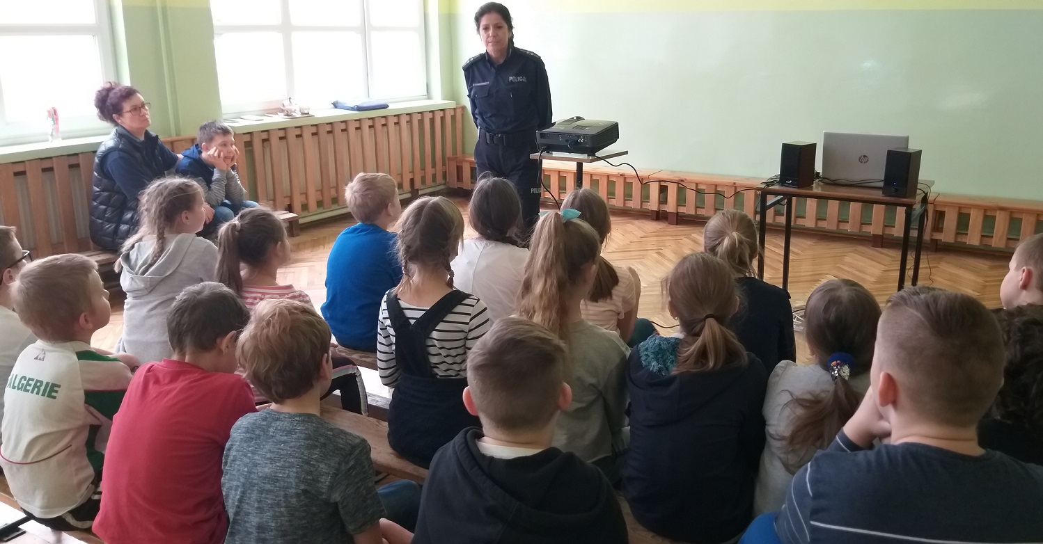 Policjantki rozmawiają z dziećmi o cyberzagrożeniach.