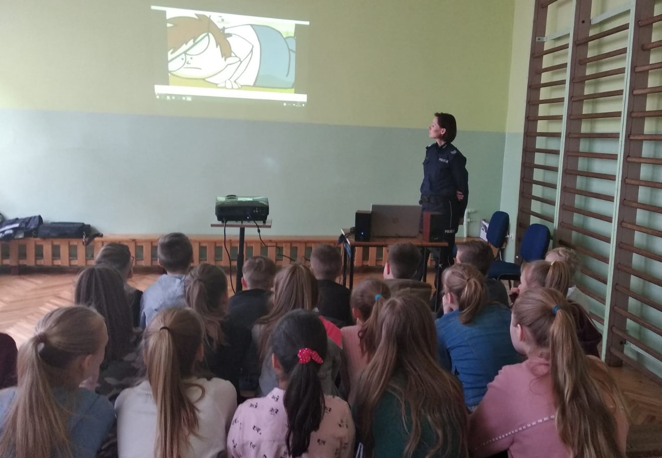 Policjantki rozmawiają z dziećmi o cyberzagrożeniach.