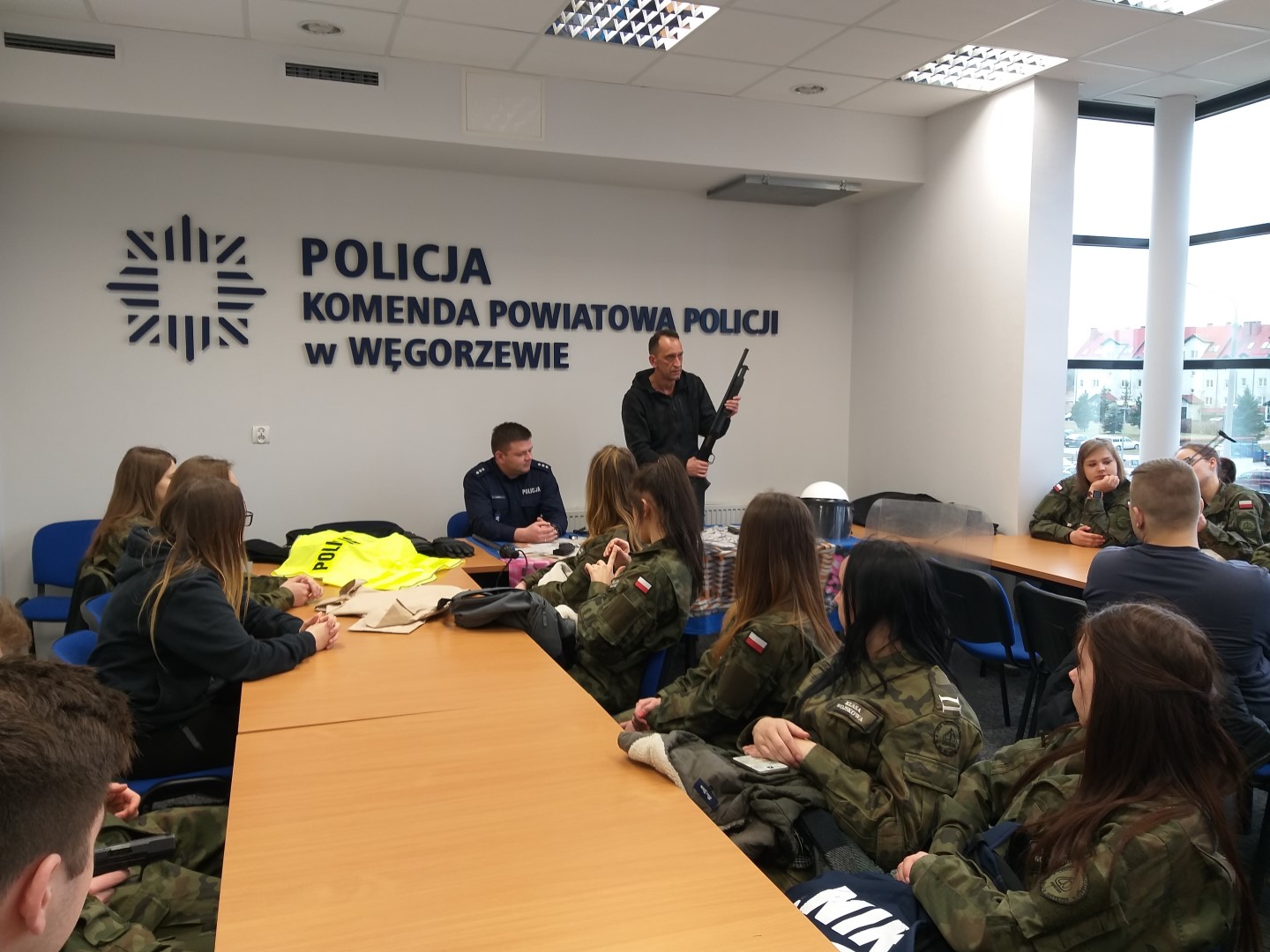 Młodzież z wizytą u policjantów