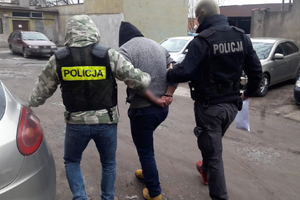 Zatrzymany prowadzony przez policjantów