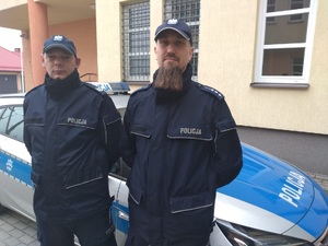 policjanci uratowali zycie