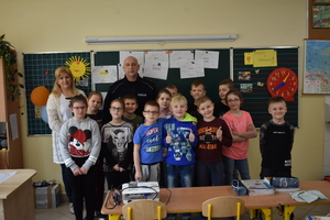 dzielnicowy wspolne zdjecie z dziecmi pogadanka