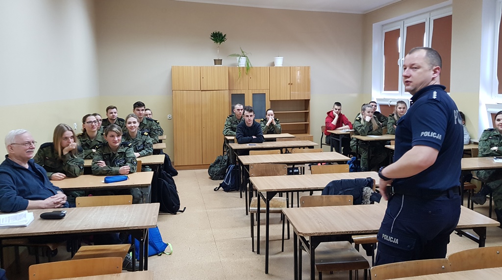 Policjant spotkał się z uczniami klasy maturalnej i rozmawiał o rekrutacji do Policji
