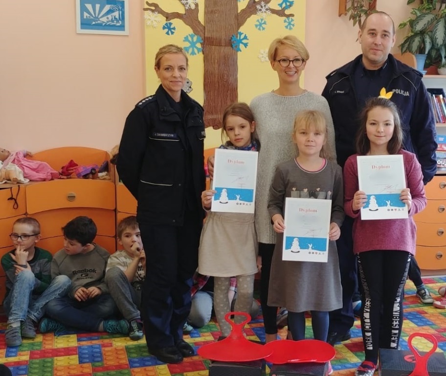 Rozstrzygnięcie konkursu w SP w Sorkwitach - policjanci z 3 laureatami i pedagogiem