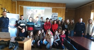 Uczestnicy spotkania młodzieży z policjantami