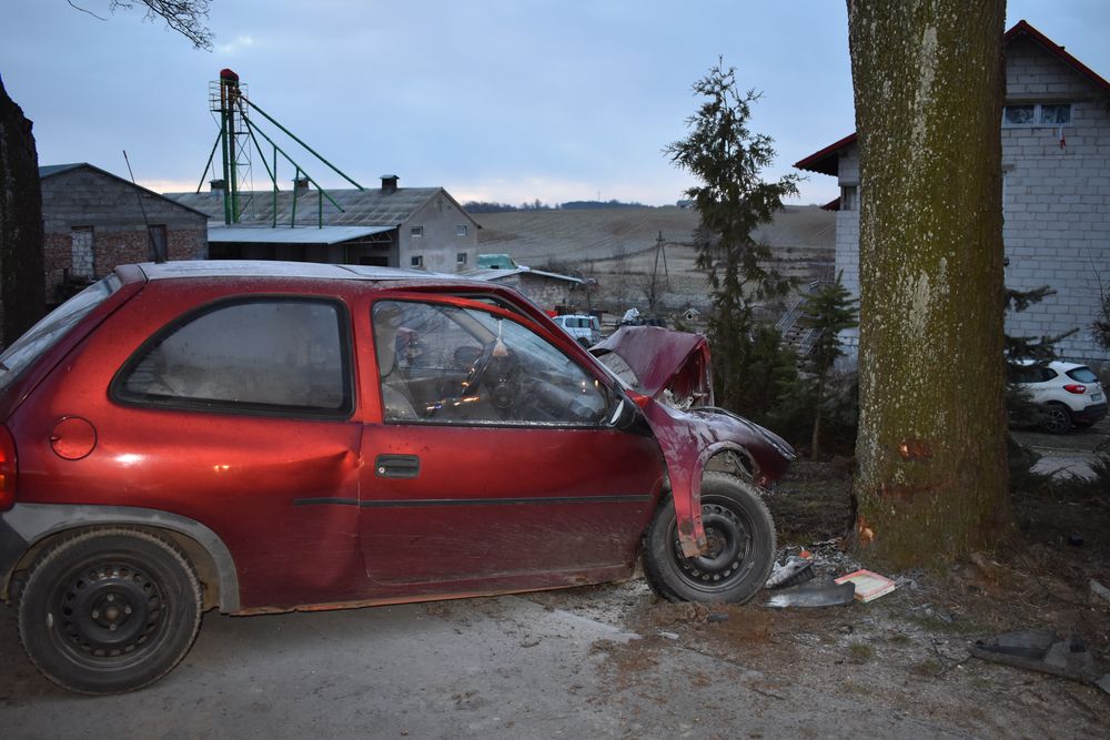 Rozbity samochód stojący na poboczu drogi w miejscu zdarzenia drogowego w Gwiździnach