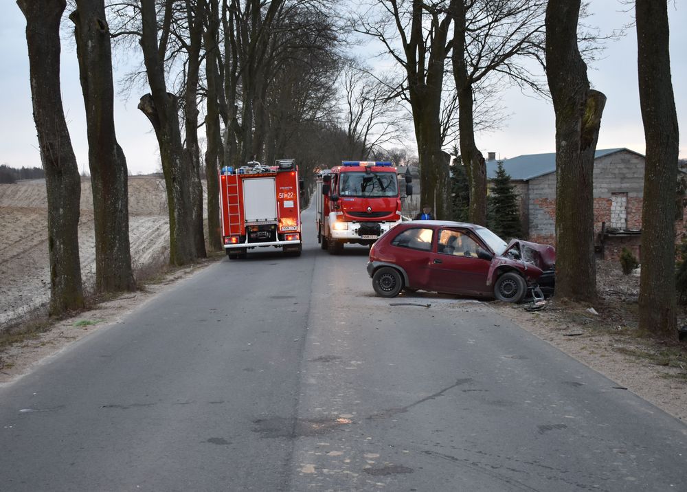 Rozbity samochód stojący na poboczu drogi w miejscu zdarzenia drogowego w Gwiździnach