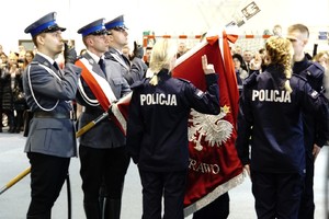 Policjanci stojący w szyku podczas ślubowania