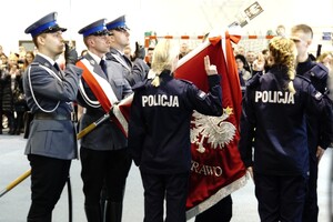 Policjanci stojący w szyku podczas ślubowania