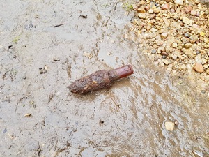 Leżący na ziemi niewybuch