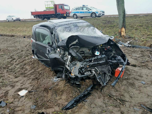 Miejsce zdarzenia drogowego w powiecie iławskim. Rozbity samochód stojący na polu, po tym jak wypadł z drogi.