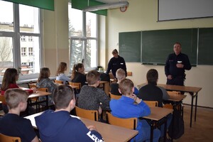 Policjanci rozmawiają z uczniami