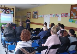 Policjantki na spotkaniu z rodzicami w budynku szkoły