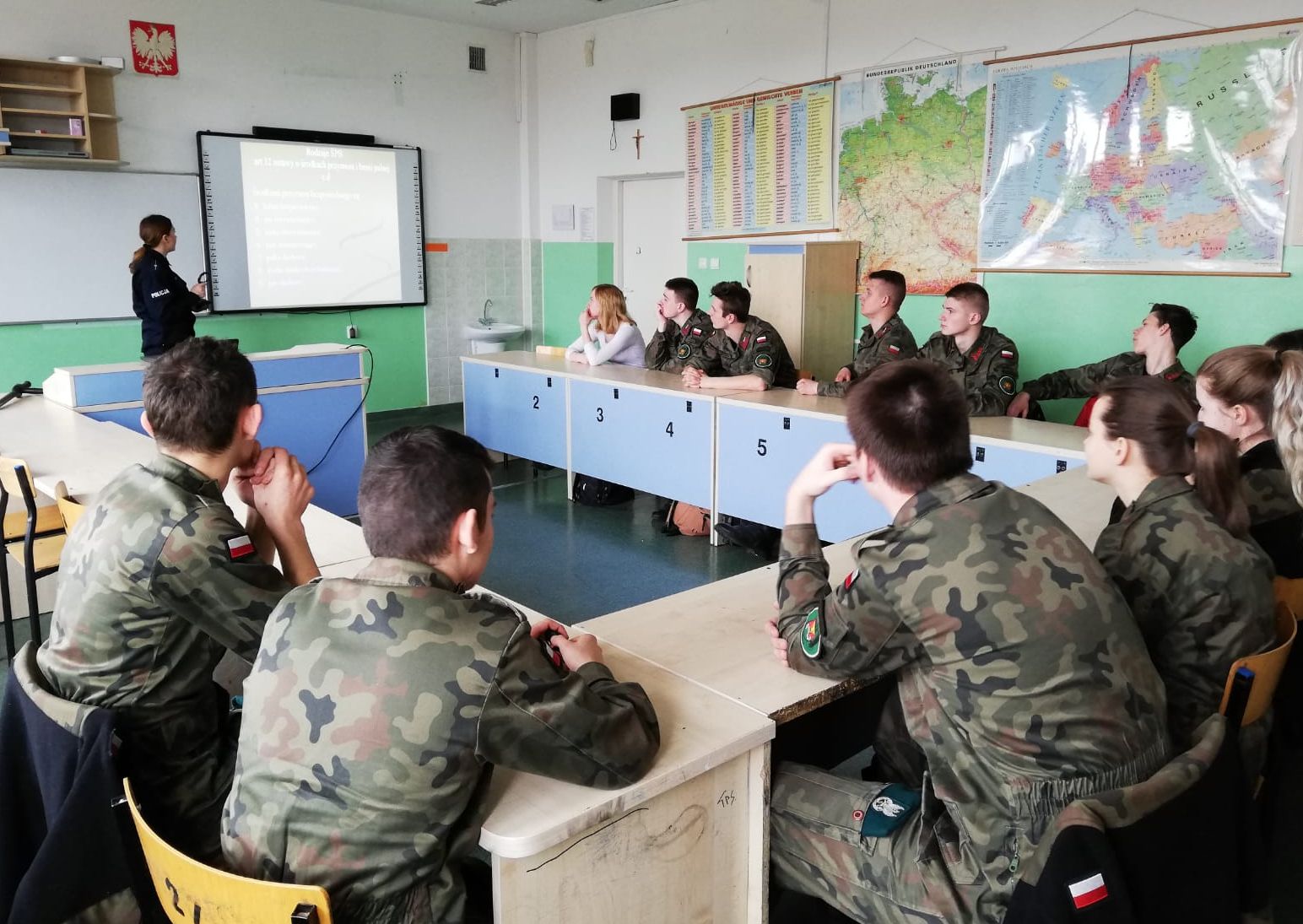 Uczniowie słuchają wykładu