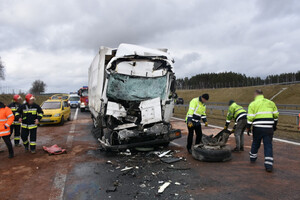 Miejsce zdarzenia drogowego w powiecie nidzickim. Rozbite samochody stojące na drodze oraz pracujący na miejscu funkcjonariusze