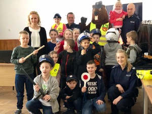 Dzieci na spotkaniu z policjantami