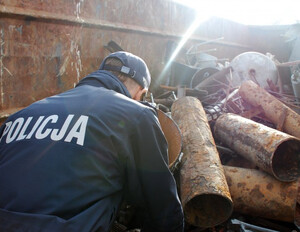 Policjant na skupie złomu